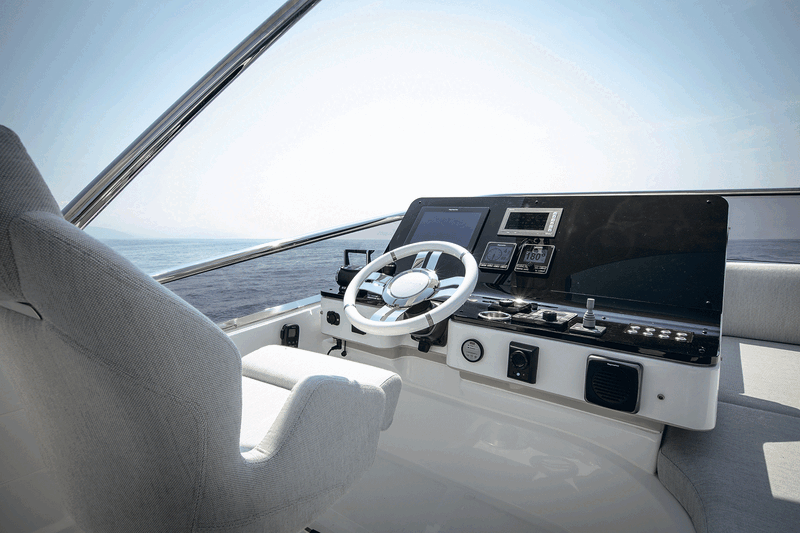 Helm station on flybridge
