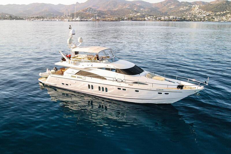 Exterior Fairline Squadron 74 M/Y "SEVEN"