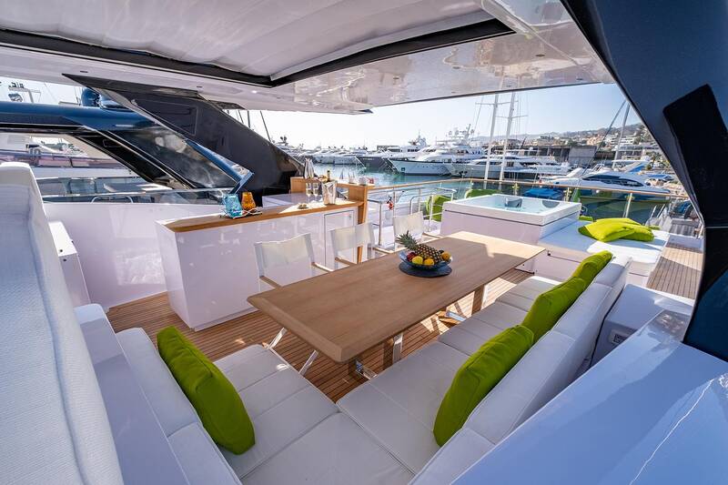 Dining area and bar on flybridge