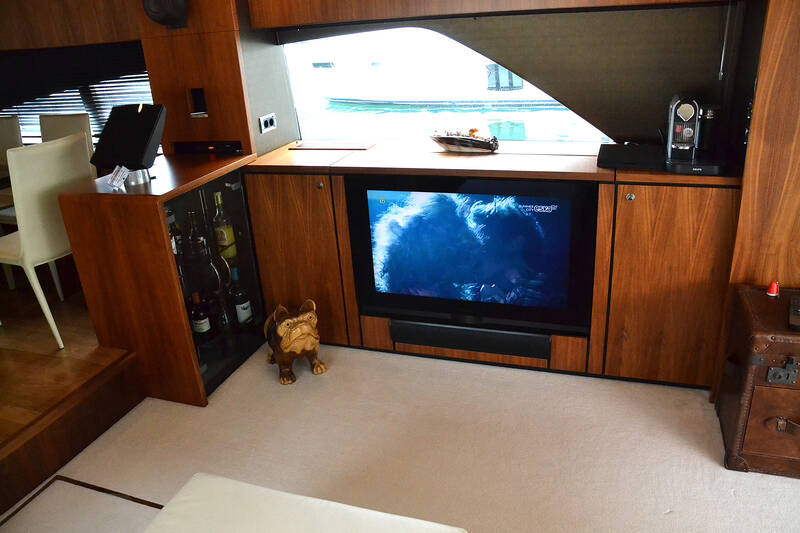 TV to saloon Fairline Squadron 78 (2011)