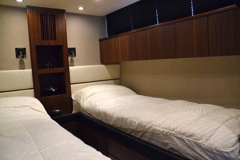 Guest stateroom Fairline Squadron 78 (2011)