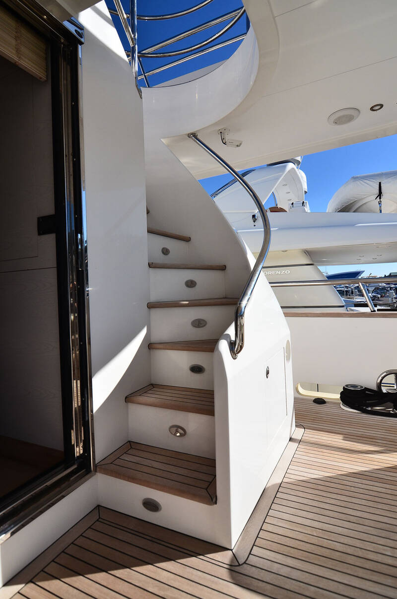 Steps to the flybridge