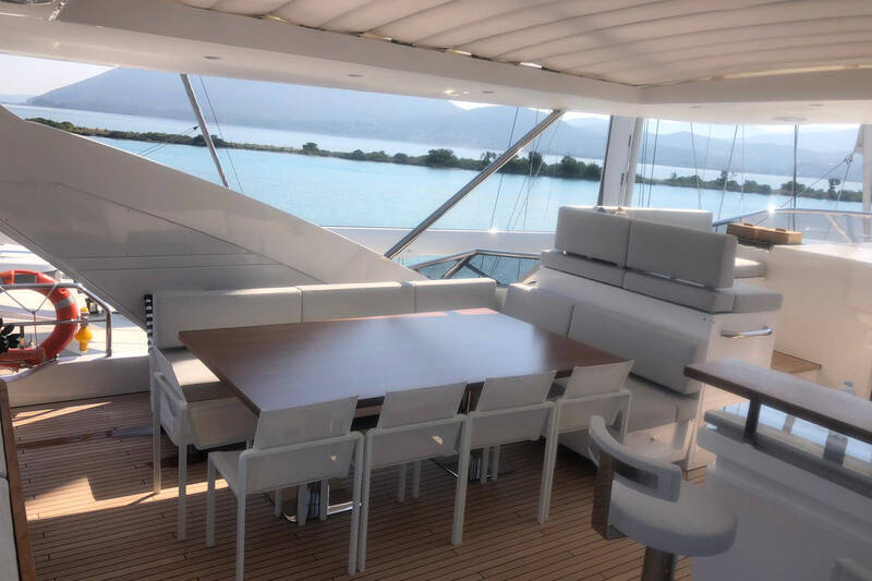 Dining area on the flybridge