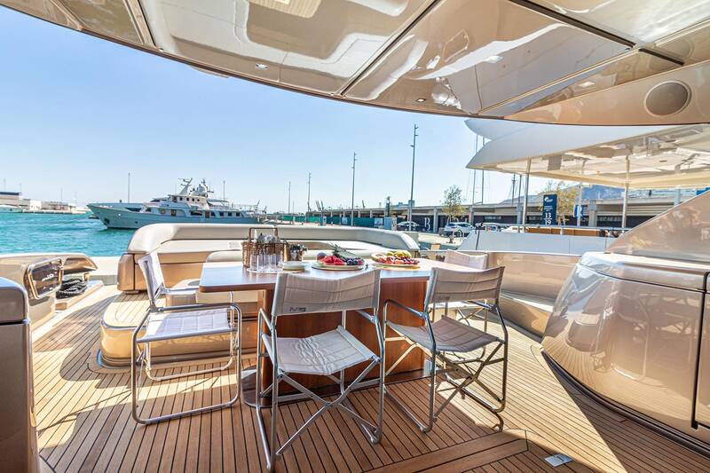 Dining area on cockpit