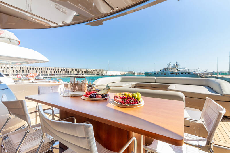 Dining area on cockpit