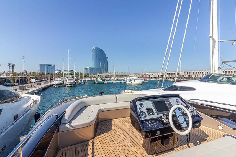 Helm station on flybridge