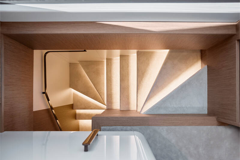 Steps to lower deck