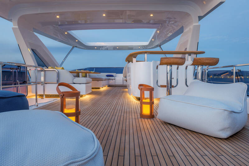 Dining area and bar on flybridge