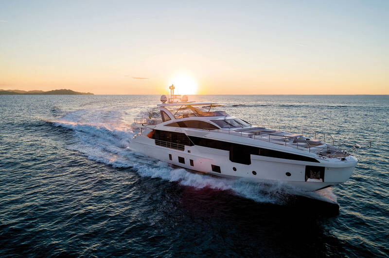 Exterior Azimut Grande 32 METRI