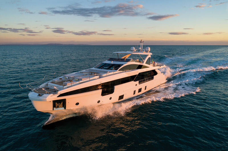 Exterior Azimut Grande 32 METRI