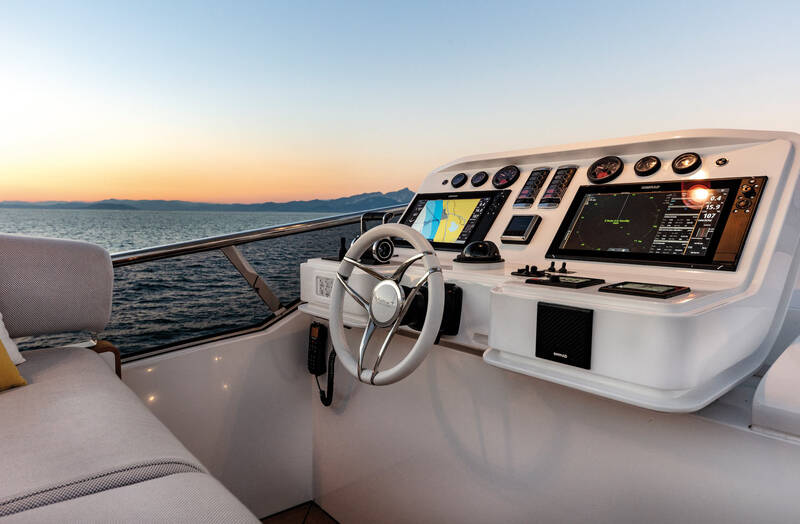 Helm station on flybridge