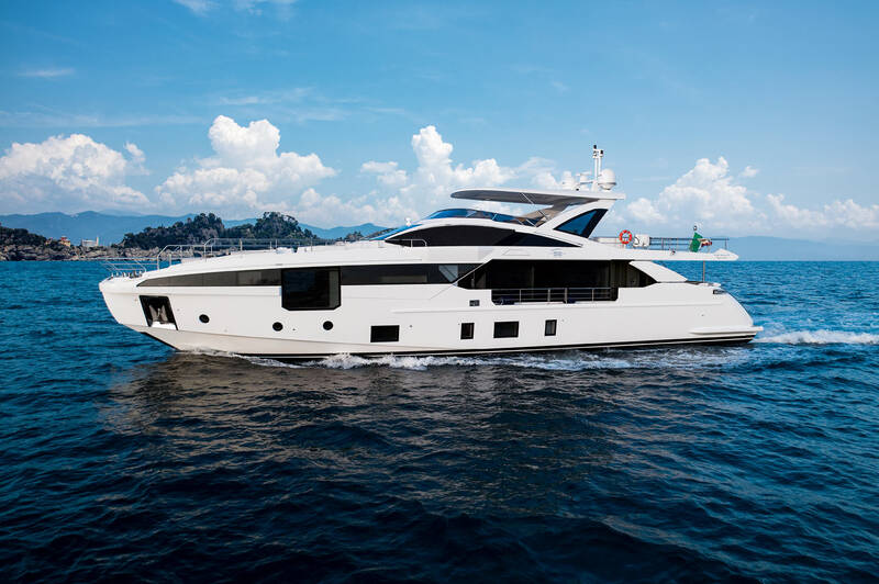Exterior Azimut Grande 32 METRI