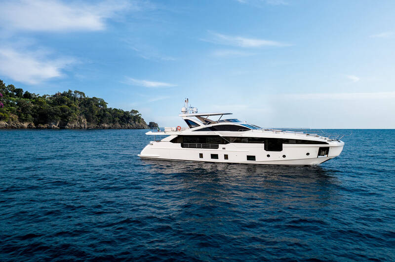 Exterior Azimut Grande 32 METRI
