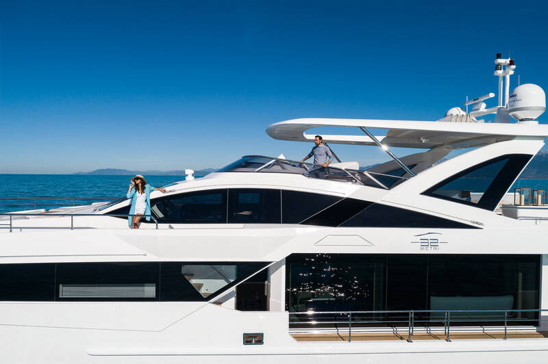 Exterior Azimut Grande 32 METRI