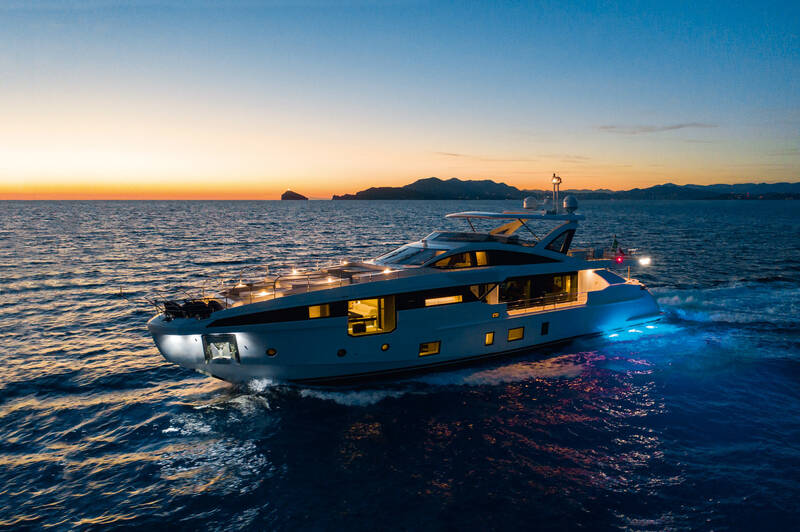 Exterior Azimut Grande 32 METRI