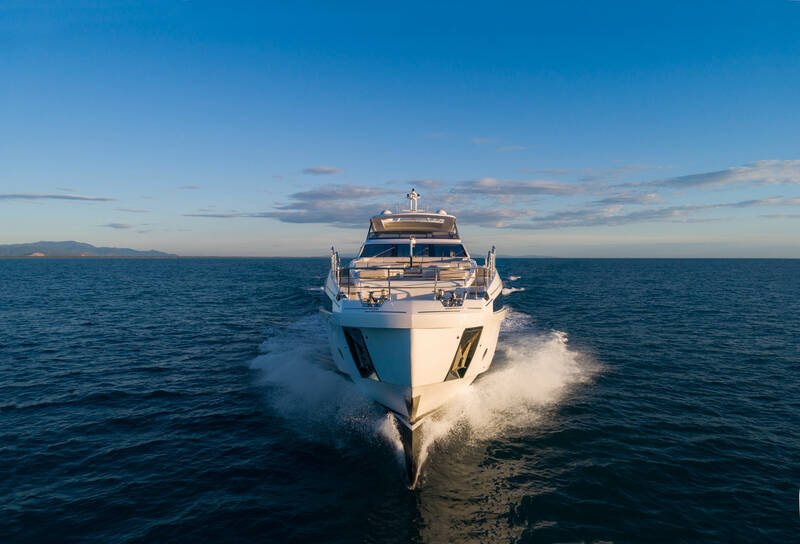 Exterior Azimut Grande 32 METRI