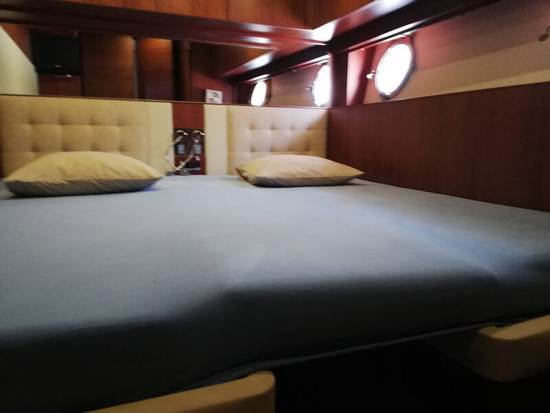 Bow cabin