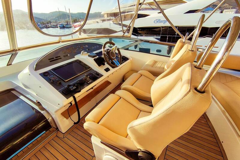 Helm station on flybridge