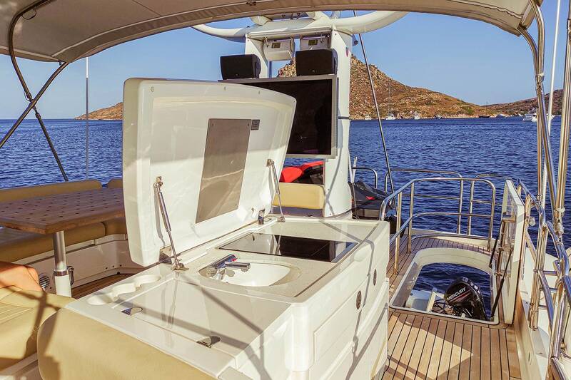 Wet bar on flybridge