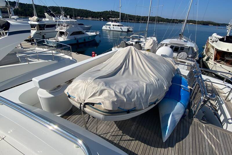 Crane on aft flybridge