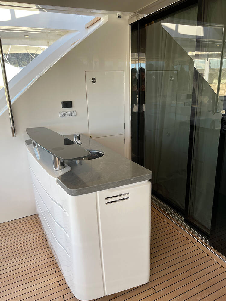 Wet bar on cockpit