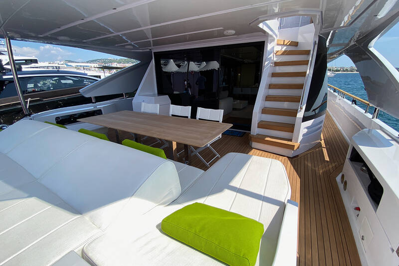 Dining area on cockpit