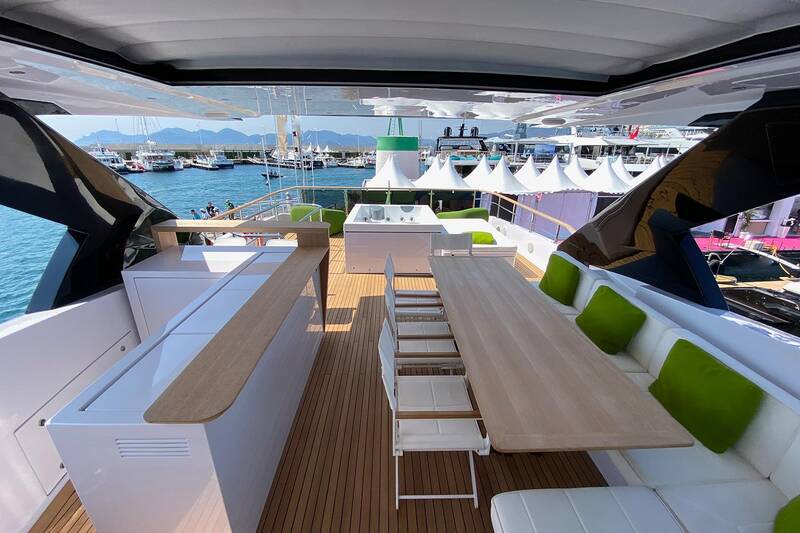 Dining area and bar on flybridge
