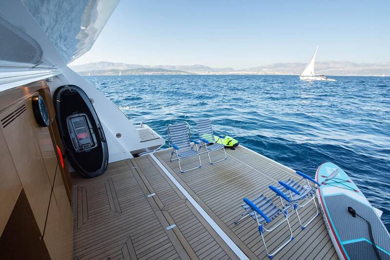 Beach club on aft