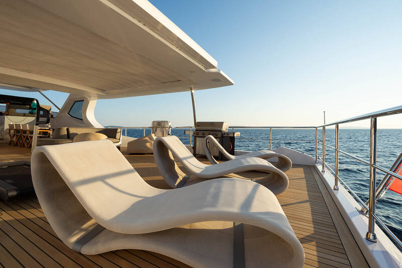 Sunbathing area on aft flybridge