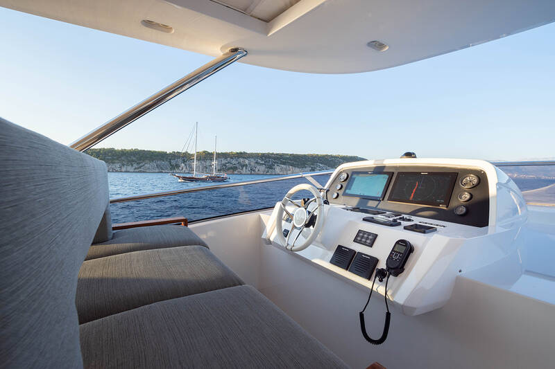 Helm station on flybridge