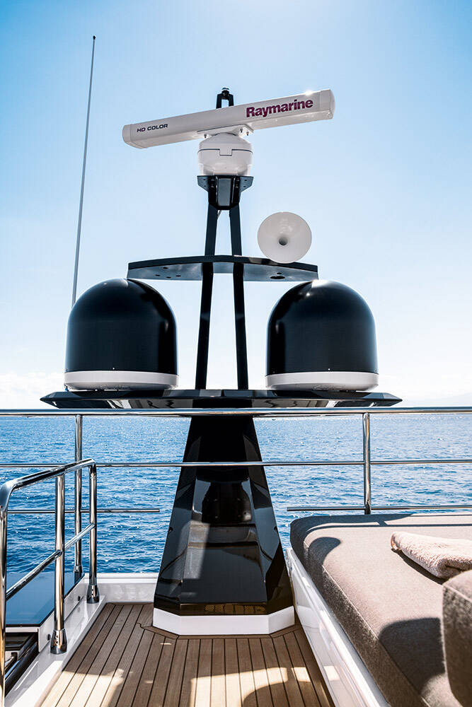 Carbon radar mast
