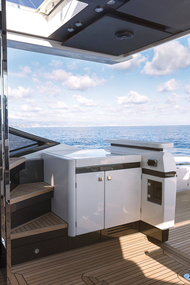 Wet bar in cockpit
