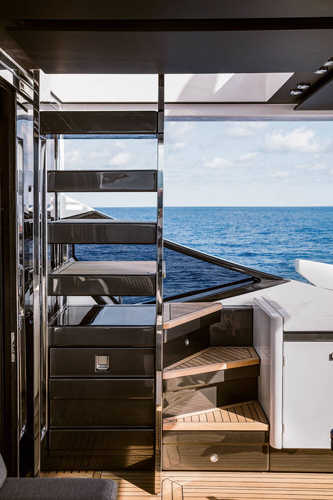 Steps from cockpit to flybridge