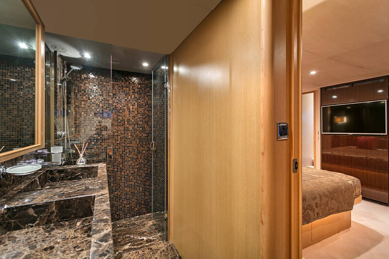 Master cabin head