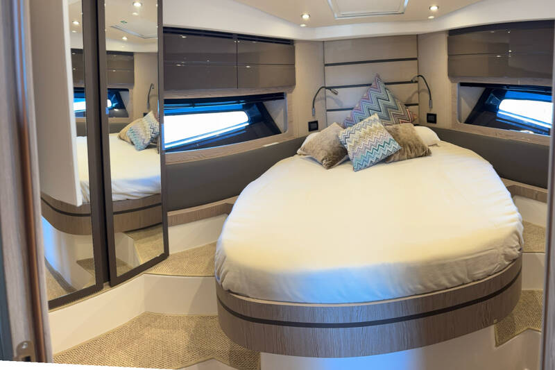 Bow cabin
