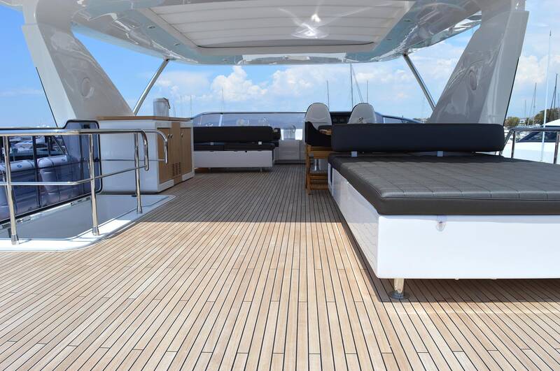 Sunbathing area on aft flybridge
