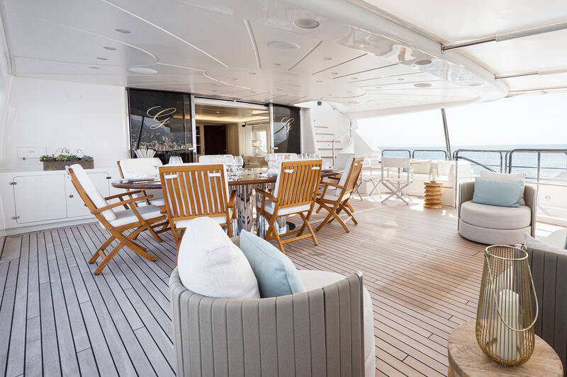 Upper deck cockpit