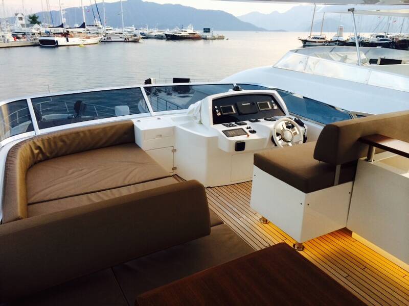 Helm station on flybridge